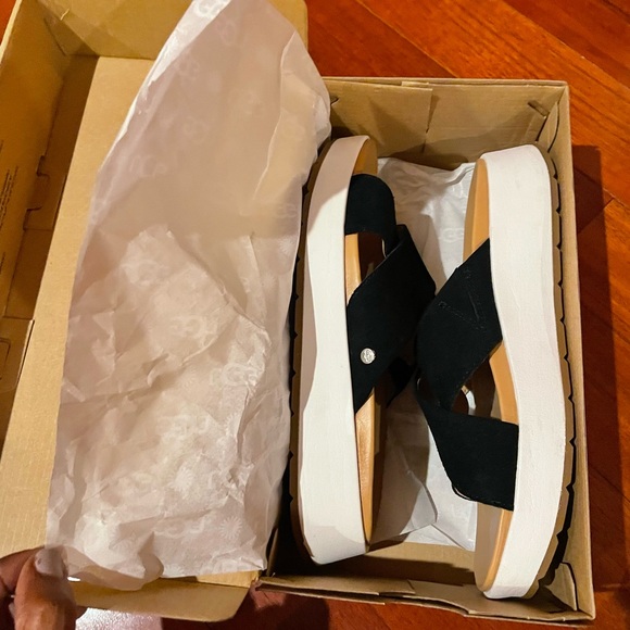 UGG womens Emily Sandal!! Like New - Picture 3 of 8